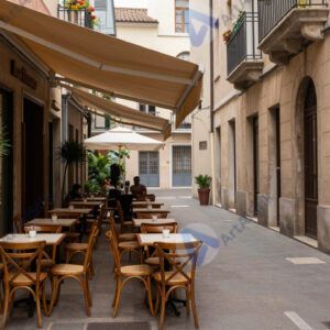 Узкая улица с уличным кафе и столиками под навесом.