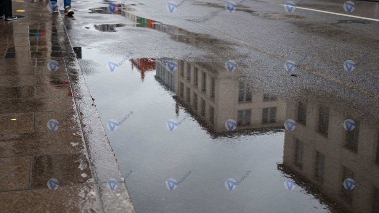Мостовая с лужами после дождя, отражения зданий. Мостовая с лужами после дождя