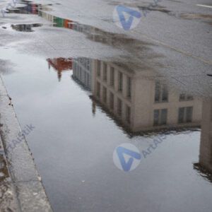 Мостовая с лужами после дождя