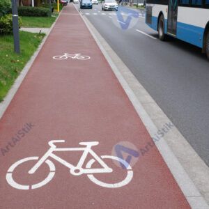 Улица с велосипедной дорожкой и выделенной полосой для автобусов.