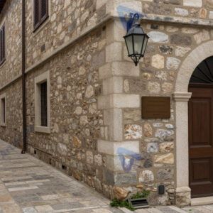 Уголок старого квартала с фонарём и каменной лестницей.