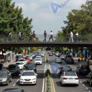 Пешеходный мост над оживлённой улицей