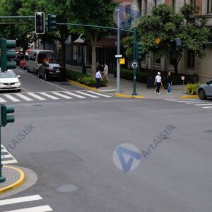 Оживлённый перекрёсток с пешеходным переходом и светофорами.