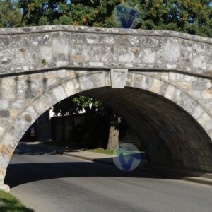 Старый каменный мост через узкую улицу