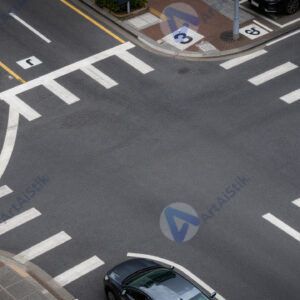 Улица с численными дорожными знаками и разметкой