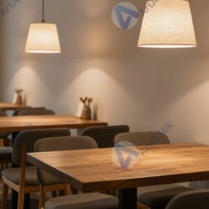 Уютное кафе с деревянными столами
