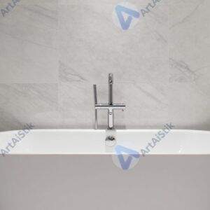 Ванная комната с мраморными стенами и отдельно стоящей ванной.