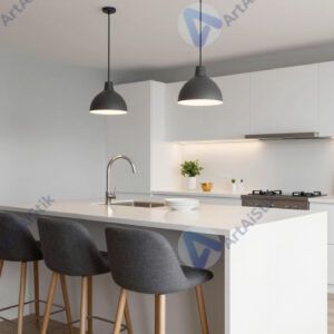 Кухня‑остров с барными стульями и подвесными светильниками.