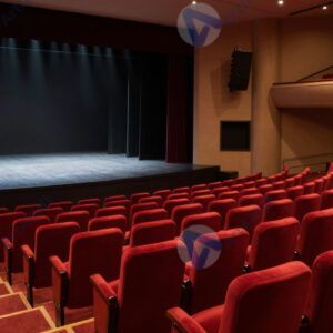 Театральный зал с красными креслами и сценой