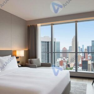 Гостиничный номер с большой кроватью и панорамным окном на город.