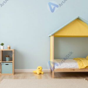 Детская комната с яркими игрушками и кроватью‑домиком.