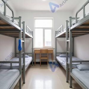 Хостел с двухъярусными кроватями в общем номере.