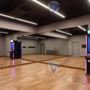 Танцевальный зал с зеркальными стенами и станком.