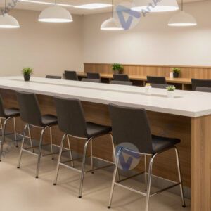 Кафетерий в офисе с длинной стойкой и высокими стульями.