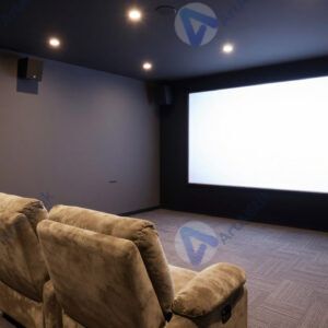 Домашний кинозал с большим экраном и креслами‑реклайнерами.
