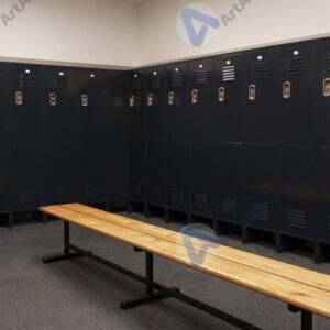 Спортивная раздевалка с лавками и шкафчиками.