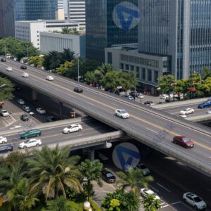 Высокая эстакада над городскими кварталами