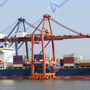 Порт с контейнерными кранами и грузовыми судами.