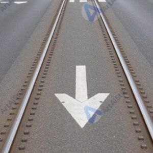 Трамвайные пути в центре улицы