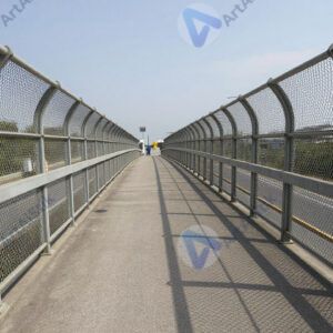 Пешеходный мост через шумную магистраль