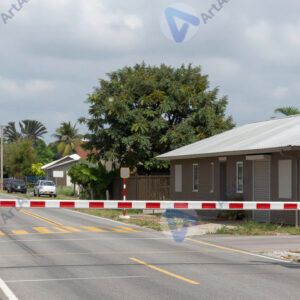 Железнодорожный переезд с шлагбаумом и мигающими огнями.