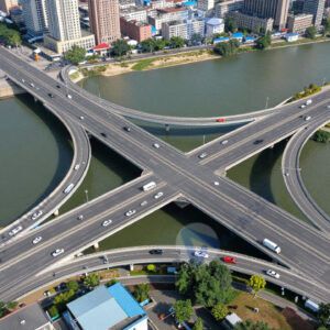 Транспортная развязка у моста через реку