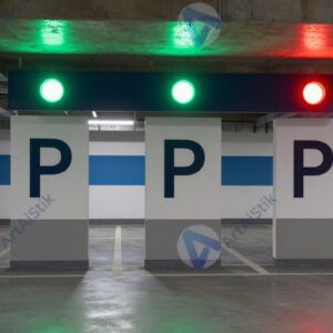 Подземный паркинг с указателями мест и зелёно‑красными лампами.