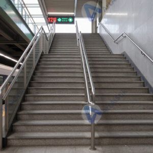 Лестница к платформе электрички на пригородной станции.