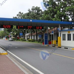 Пограничный пункт с будками и шлагбаумами на дороге.