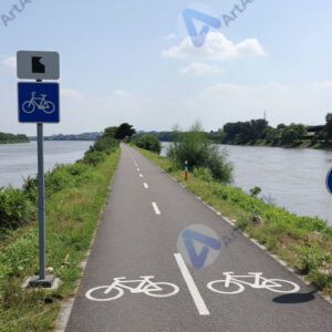Велодорожка вдоль реки с отдельной разметкой и знаками.
