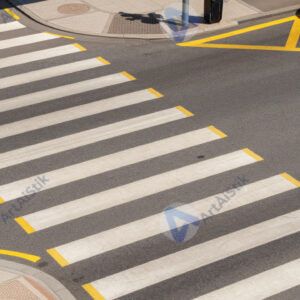 Пешеходный переход‑зебра с яркой разметкой и светофорами.