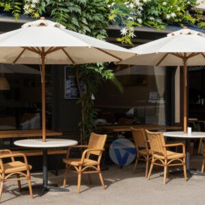 Летнее кафе на тротуаре