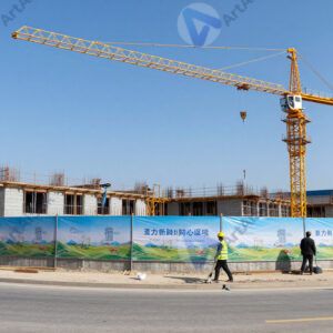 Строительная площадка с краном и рабочими