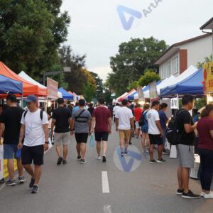 Улица с уличным фестивалем еды