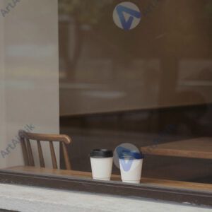 Кафе‑окошко с уличной выдачей кофе навынос.