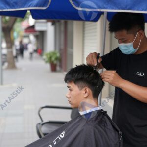 Уличный барбер под навесом