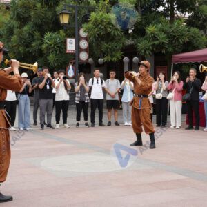 Площадь с уличными артистами в костюмах