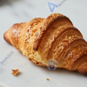 Круассан с начинкой на мраморной столешнице