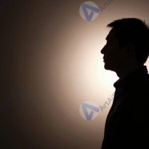 Силуэт человека на стене