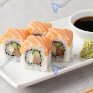 Тарелка с суши‑сетами и васаби