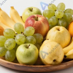 Фруктовое ассорти на большом деревянном блюде.