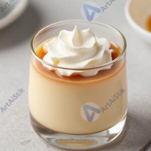 Пудинг в стеклянном стакане с карамелью и взбитыми сливками.