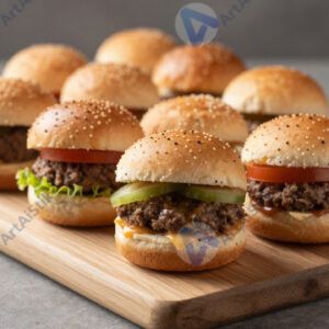 Мини‑бургеры с разными начинками на длинной доске.