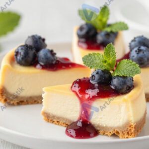 Сырники с ягодным соусом и листиком мяты.