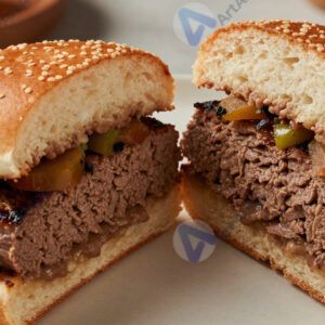 Стейк‑бургер разрезан пополам