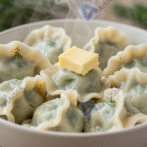 Пельмени в тарелке с маслом и укропом