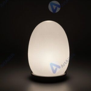 Сильный точечный свет освещает объект