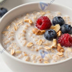 Миска овсяной каши с ягодами и орехами на завтрак.