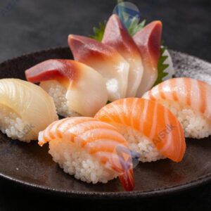 Тарелка с ассорти суши и сашими на чёрном фоне.