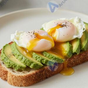 Тарелка с горячими тостами и авокадо